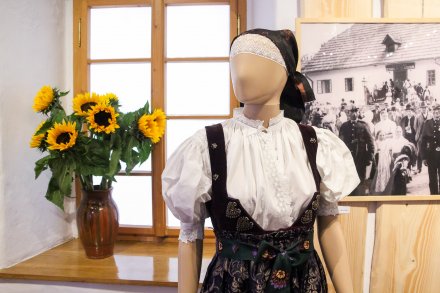 „Haftowany ogród – zdobnictwo na żywotku”